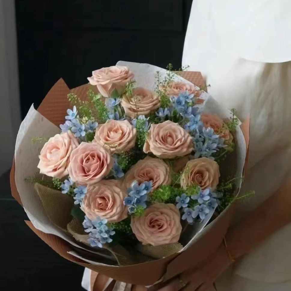 套餐35 卡布奇诺玫瑰10支+蓝星花一把+绿灵草3支