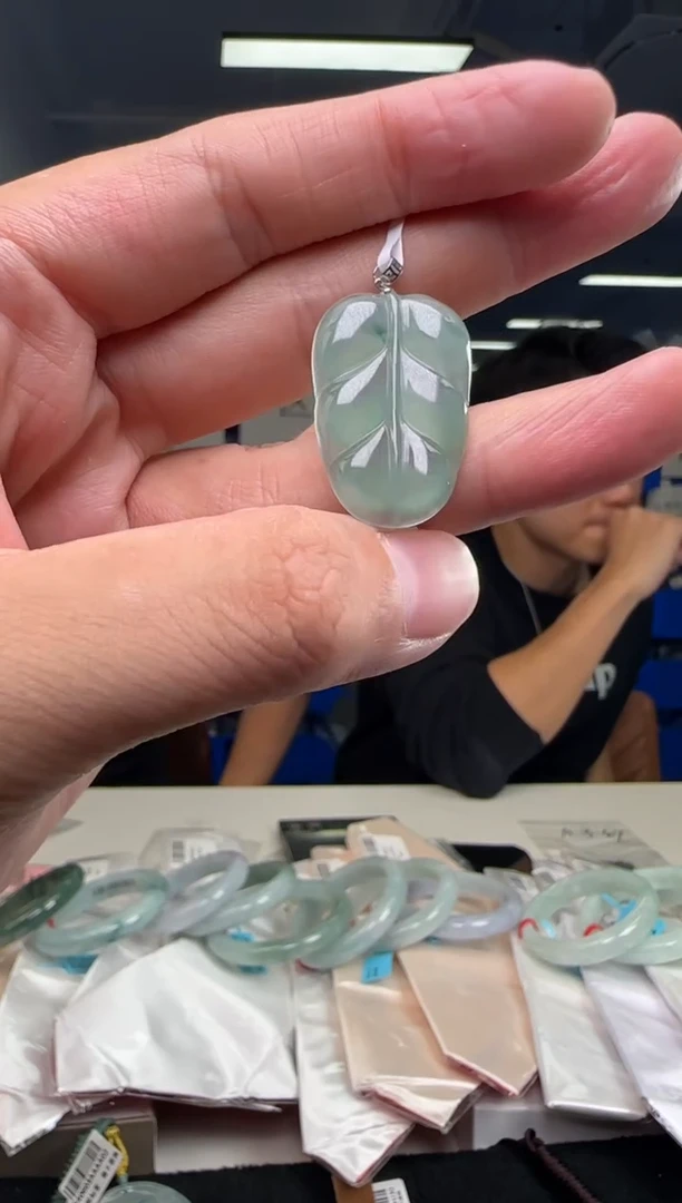 【闪购商品】翡翠吊坠(不含链)18K金镶嵌危地马拉冰蓝水翡翠叶子