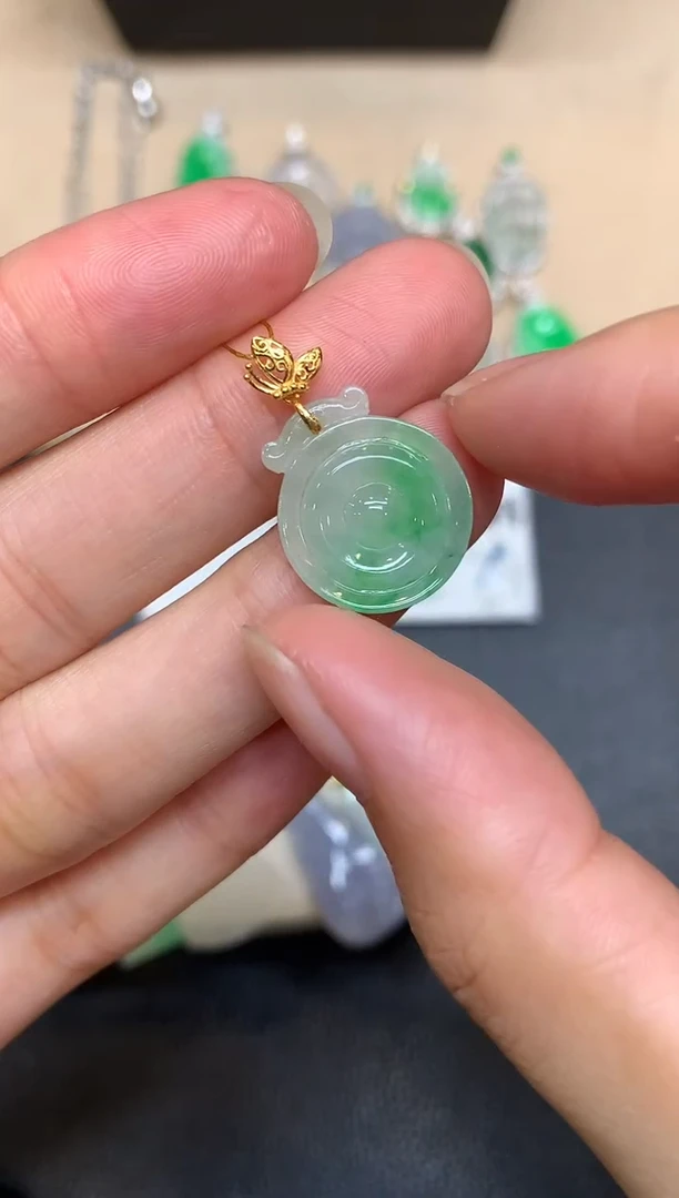 颈饰18K金镶嵌翡翠圆牌【无服务费