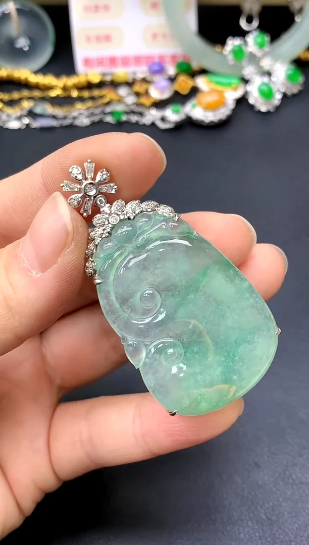 颈饰18K金镶嵌翡翠555-中国好珍宝