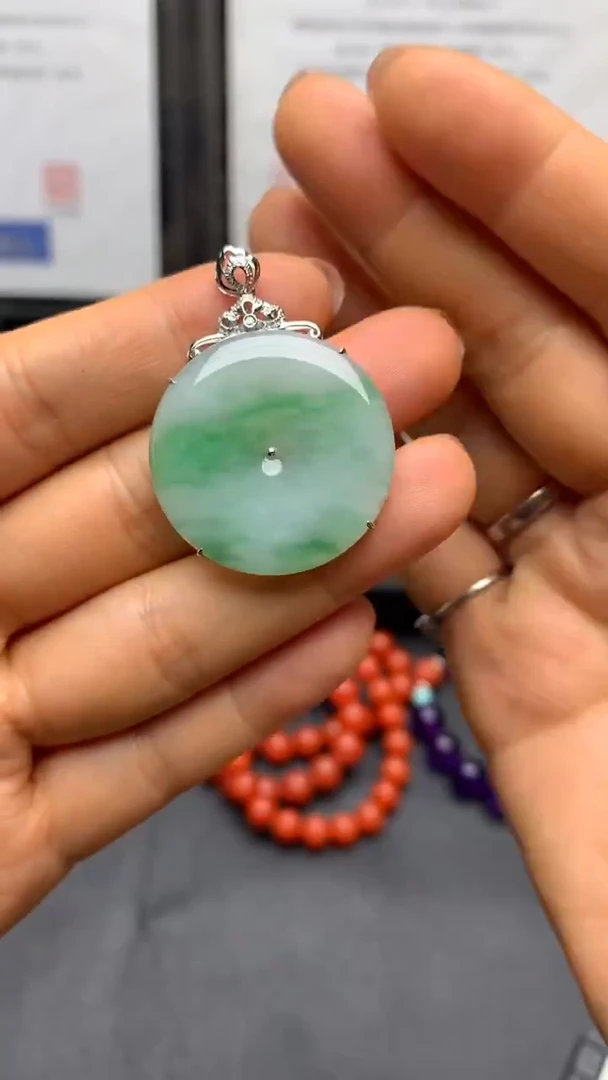 颈饰18K金镶嵌翡翠平安扣