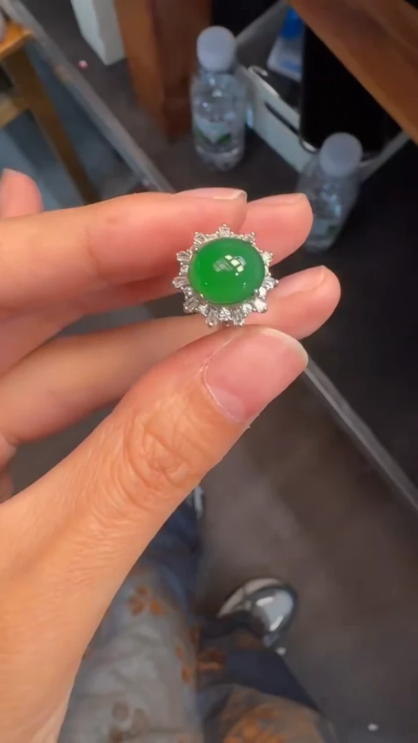 未镶嵌定制翡翠翡翠A货有轻微色差属于正常现象，戒指多样性发货1