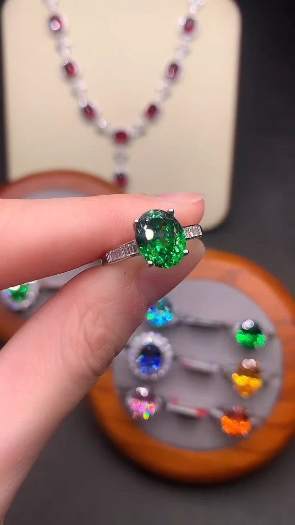 银S925镶嵌戒指石榴石（沙弗莱）·······