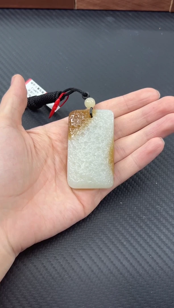 【闪购商品】和田玉吊坠(赠链)未镶嵌且末金山微色差吊坠