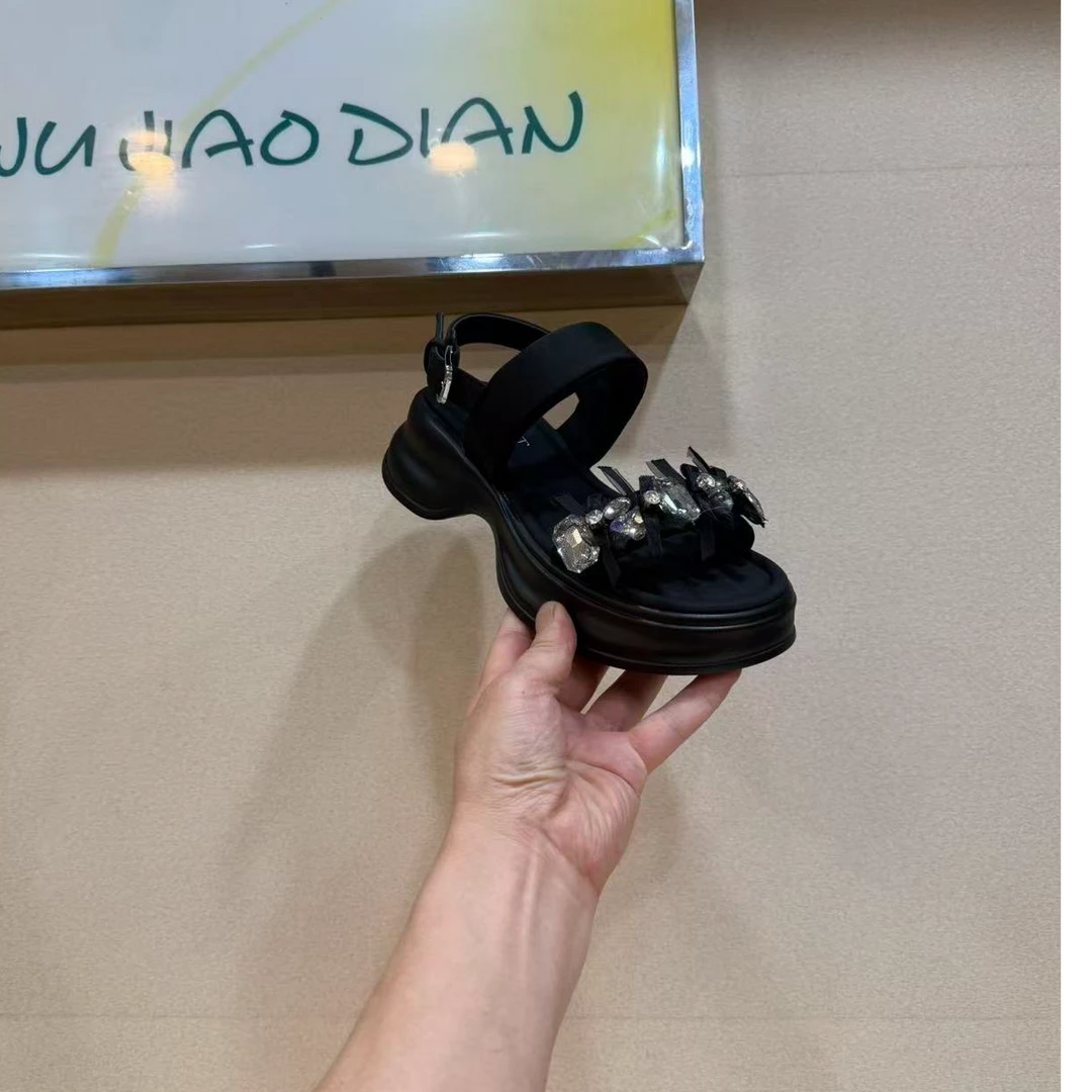 欧洲站厚底凉鞋女2025夏季新款一字带水钻蝴蝶结时尚外穿沙滩鞋