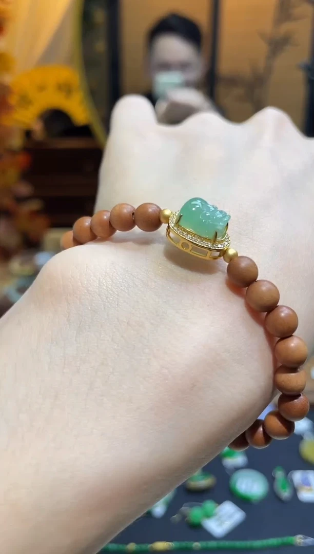 颈饰未镶嵌翡翠手串  百元以下不出证