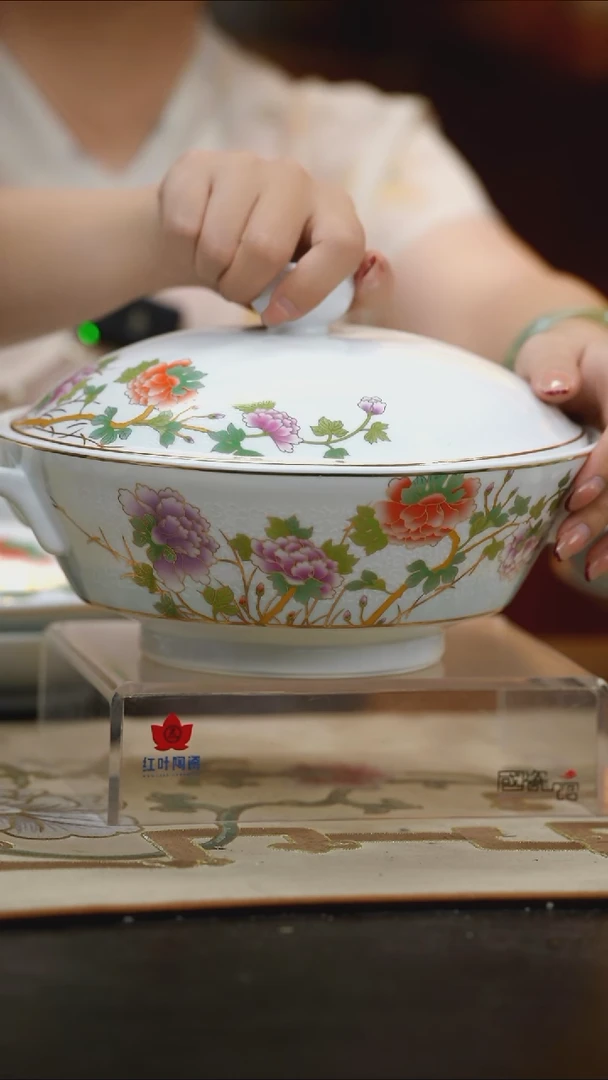 瓷1个正价花想容9.5寸马蹄高脚带盖品呙（套）