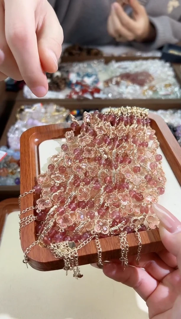 【闪购商品】水晶手链未镶嵌草莓晶四叶草默认微瑕多样性发货