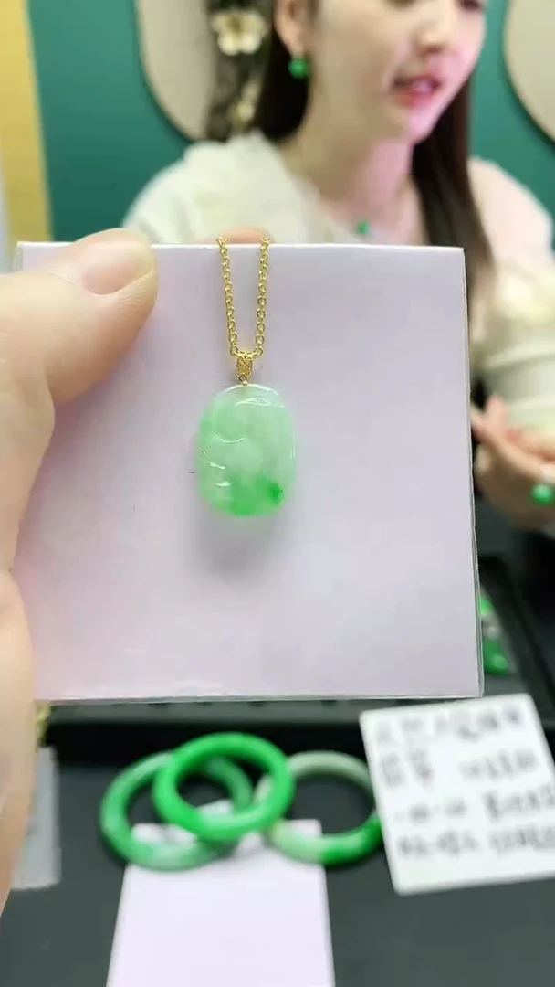 颈饰18K金镶嵌翡翠赠礼盒证书