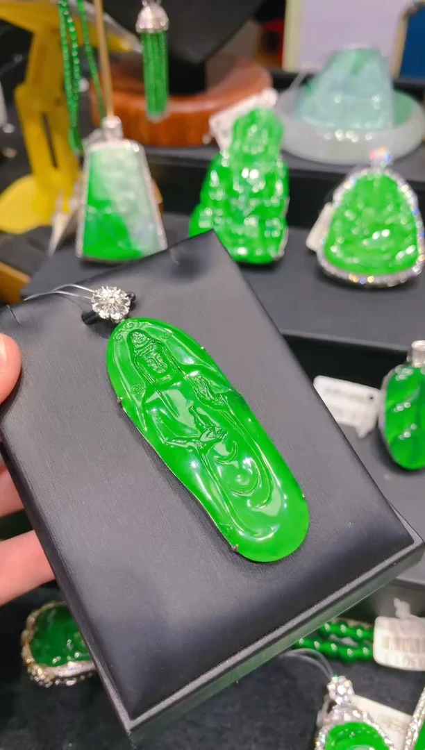 【闪购商品】翡翠颈饰18K金镶嵌965一季