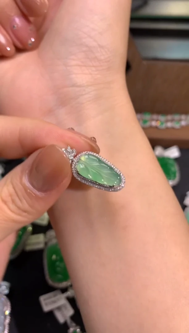 【闪购商品】翡翠吊坠(不含链)18K金镶嵌吊坠