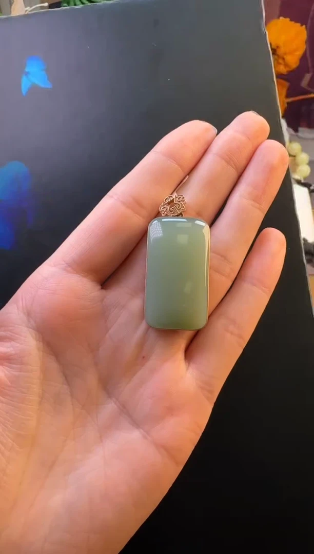 颈饰18K金镶嵌和田玉吊坠