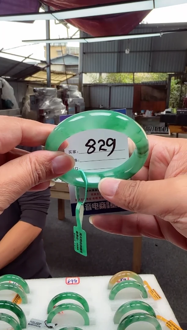 未镶嵌手镯石英质玉（非洲翠）59+