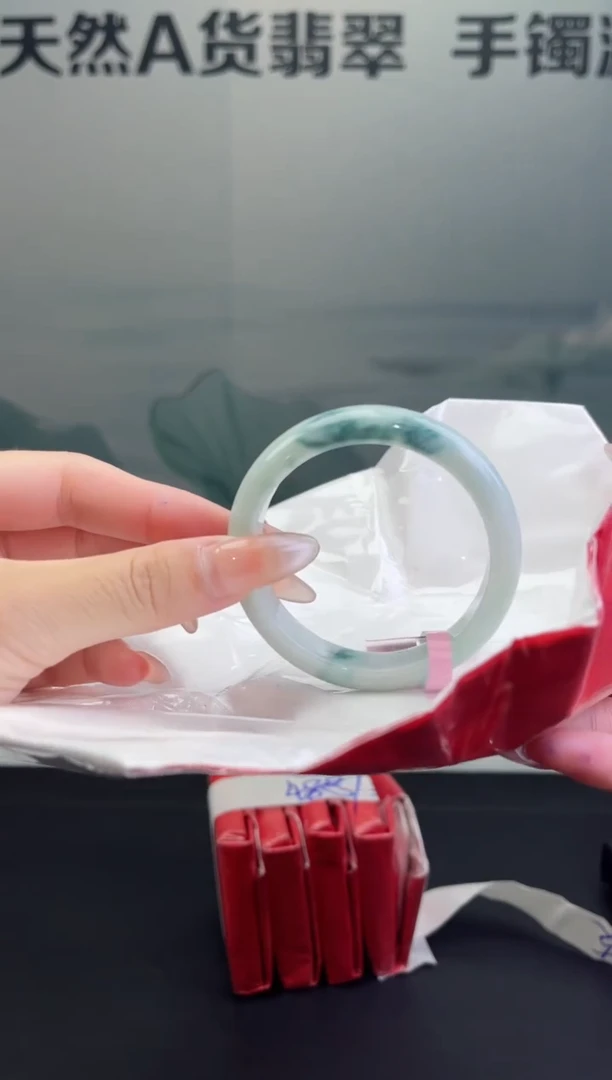 翡翠手镯未镶嵌翡翠手镯（微瑕）1