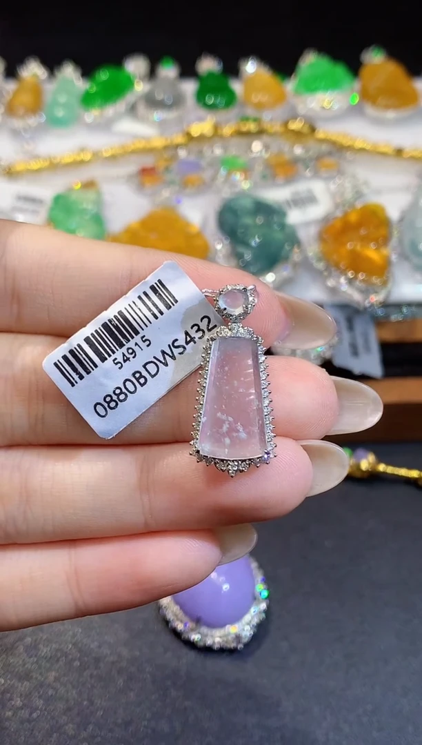 吊坠(不含链)18K金镶嵌翡翠多样性发其一