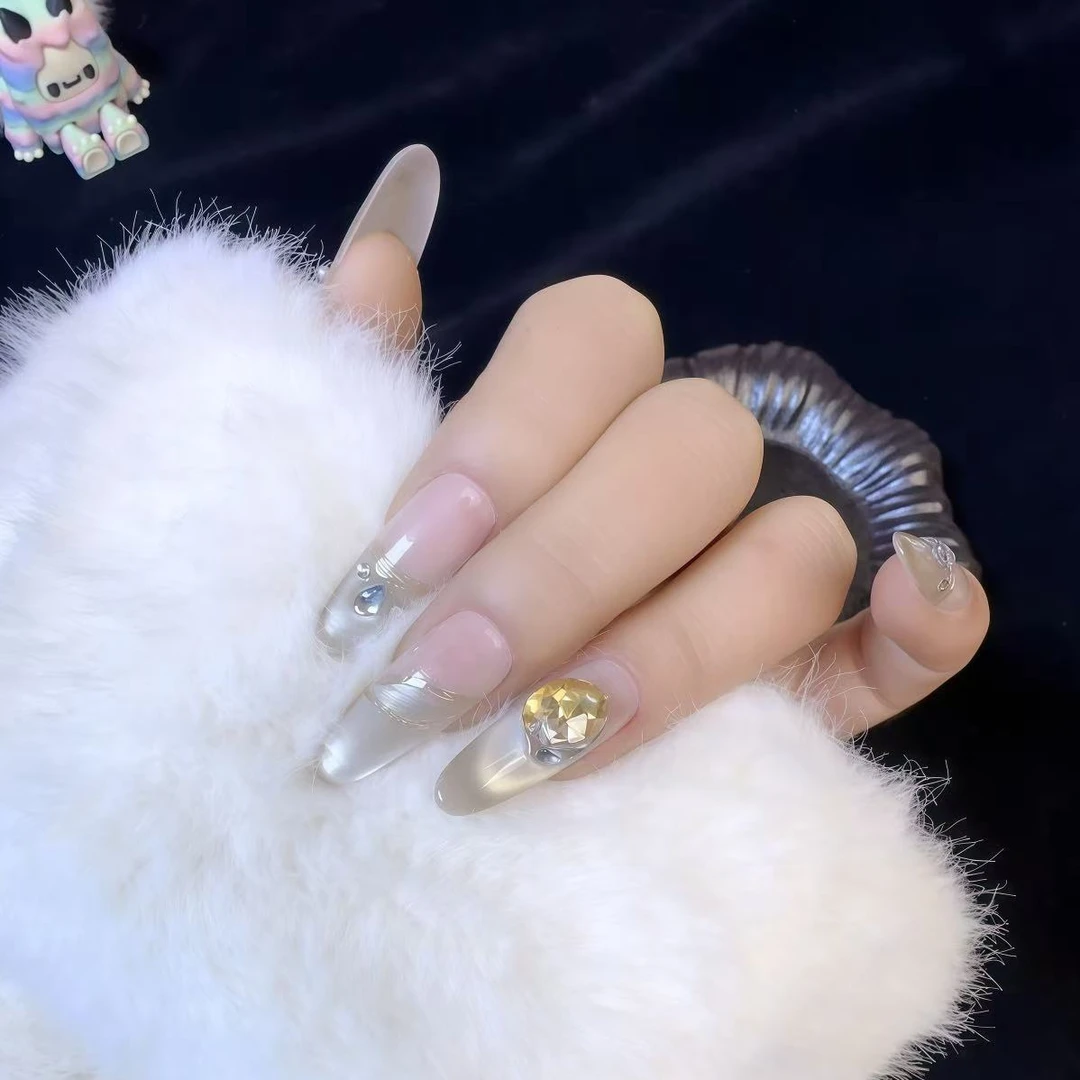 《纯净冬日》秋冬高级感轻奢珍珠闪钻冰透爆闪猫眼美甲纯手工穿戴甲
