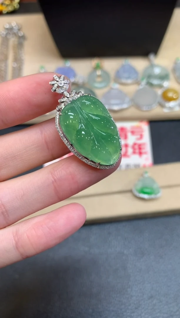 【闪购商品】翡翠颈饰18K金镶嵌叶子【无服务费】