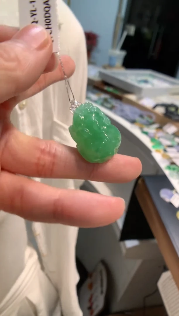 颈饰18K金镶嵌翡翠貔貅