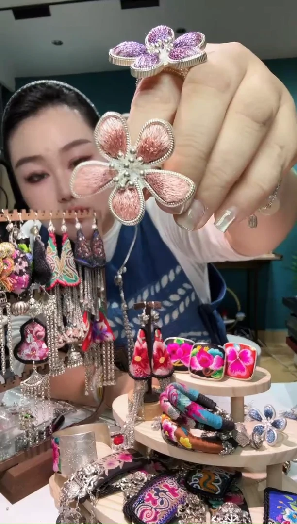 刺绣纯手工苗绣非遗戒指