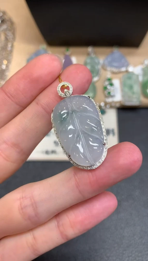【闪购商品】翡翠颈饰18K金镶嵌叶子【无服务费】