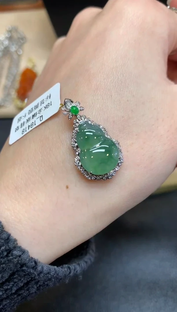 【闪购商品】翡翠颈饰18K金镶嵌葫芦【无服务费】