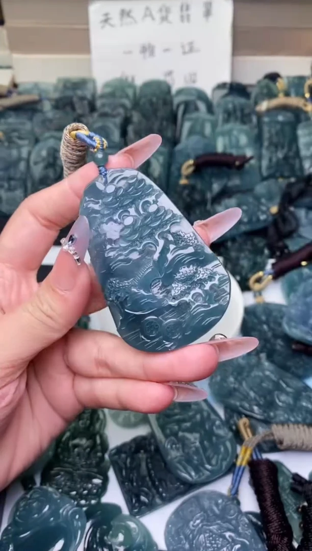 颈饰未镶嵌翡翠