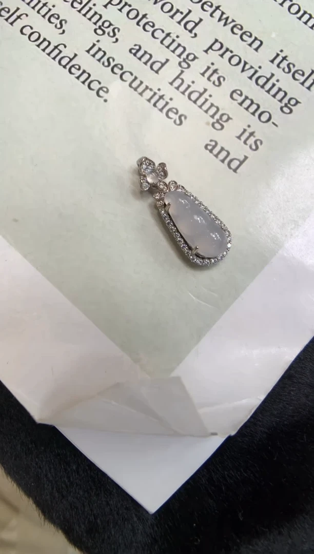 翡翠银S925镶嵌颈饰福豆