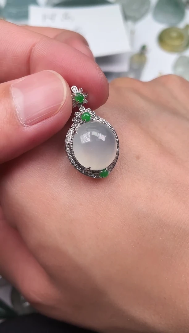 颈饰18K金镶嵌翡翠天然翡翠A货