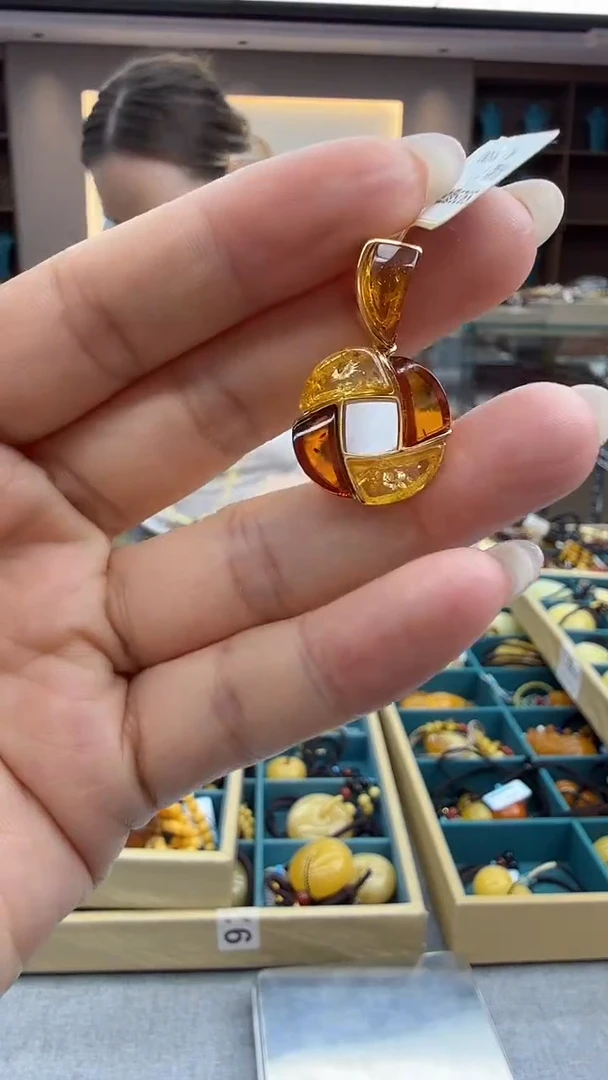 琥珀颈饰未镶嵌29秒拍号 假一罚三