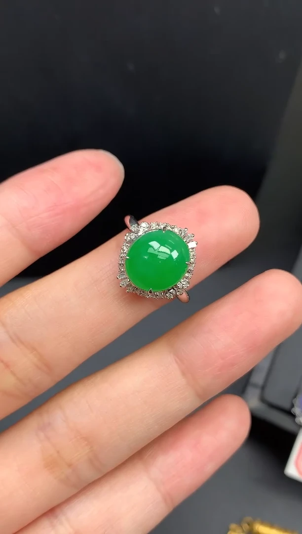 颈饰18K金镶嵌翡翠戒指