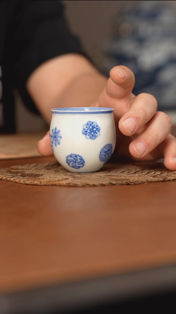 杯看山柴窑青花皮球花