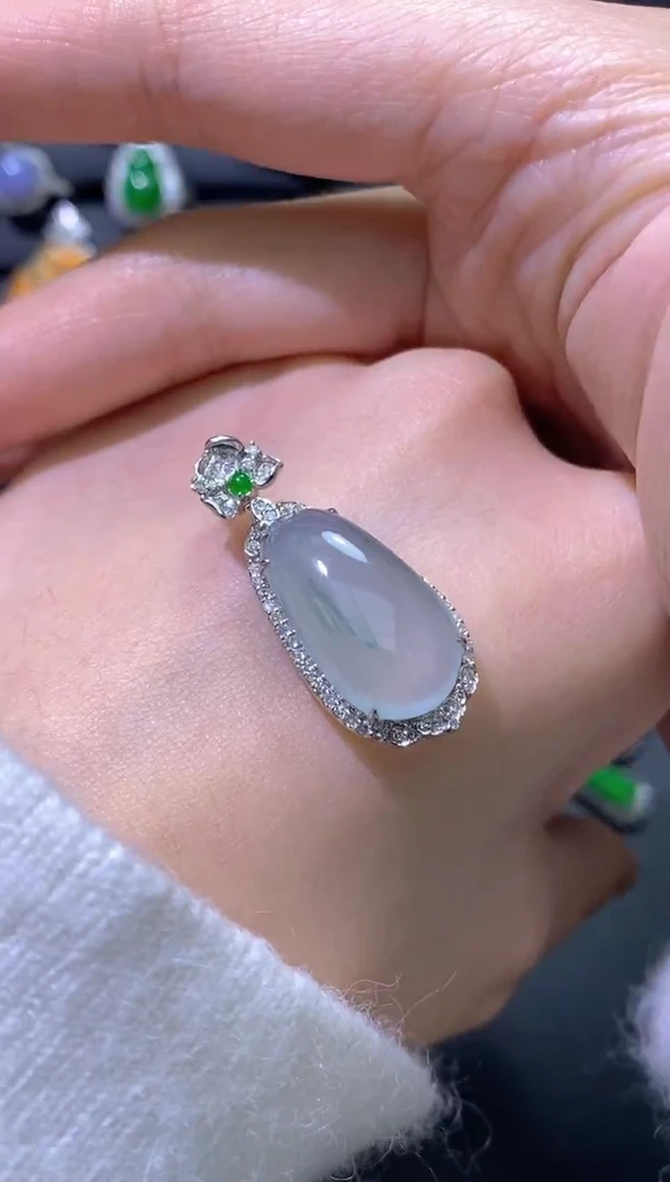 颈饰18K金镶嵌翡翠福瓜