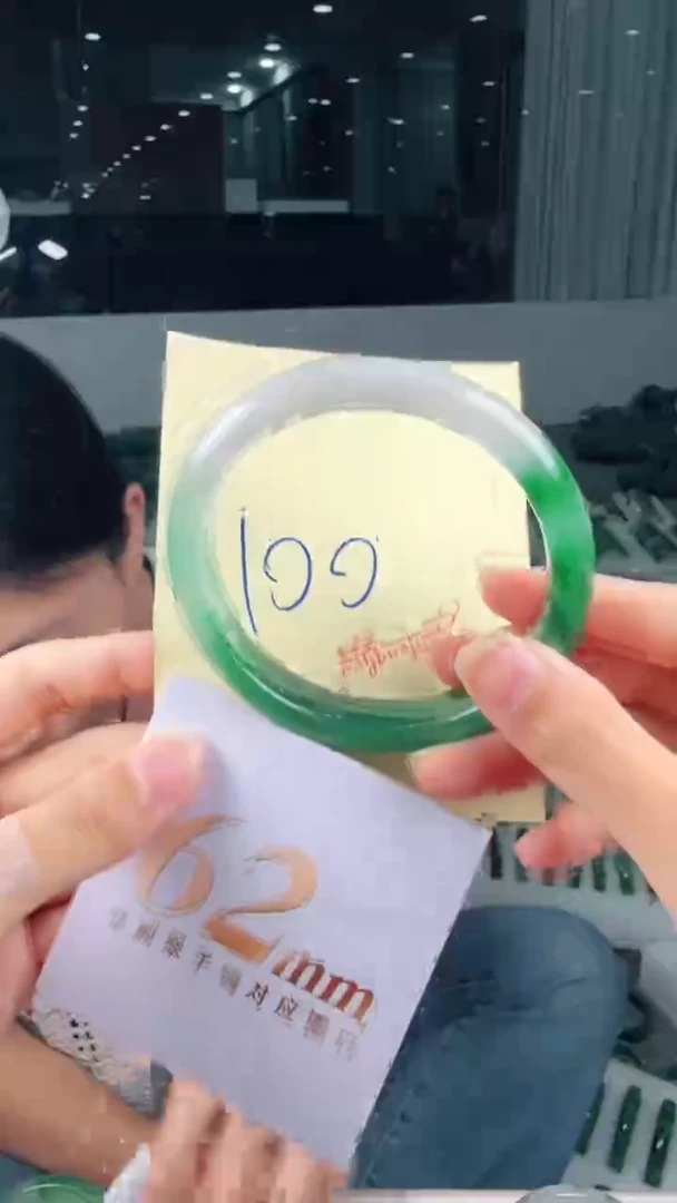 未镶嵌手镯石英质玉(非洲翠)有天然洒金亮片/矿点/棉线100