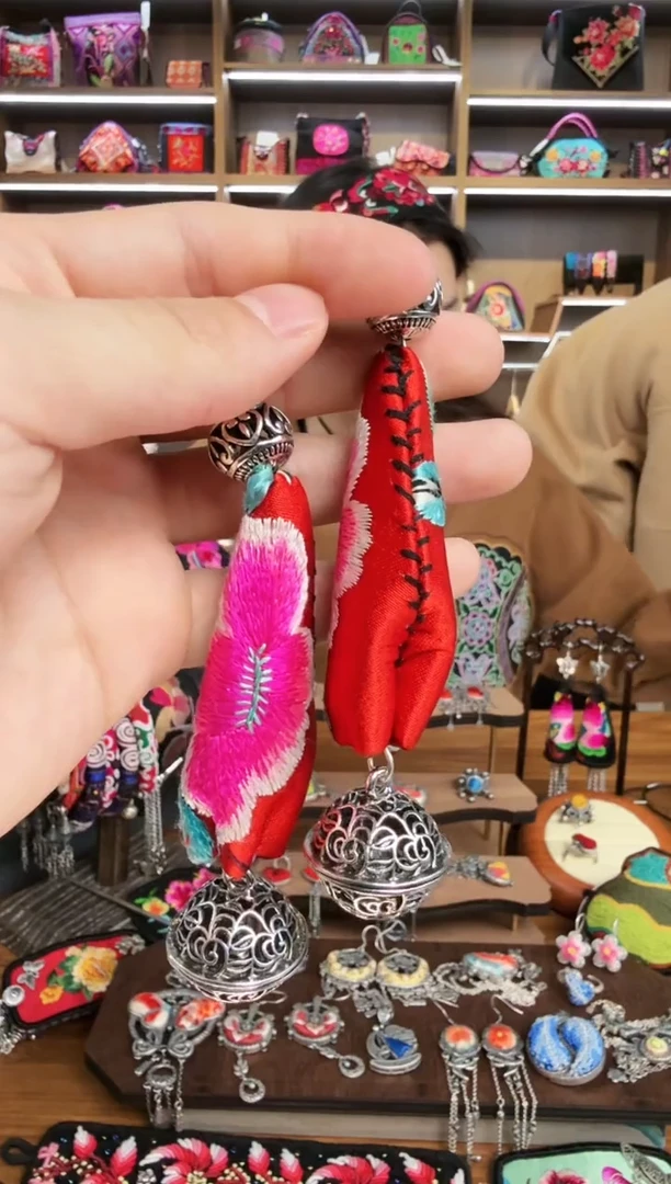【闪购商品】织绣62蒙阿苏苗绣传承