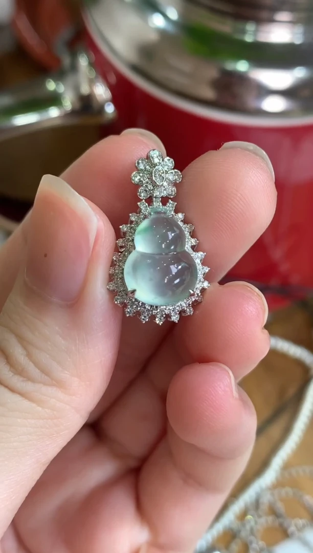 翡翠18K金镶嵌颈饰葫芦