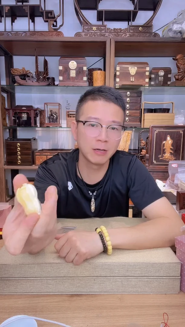 乌木类书架136塑料带黄白菜手把件