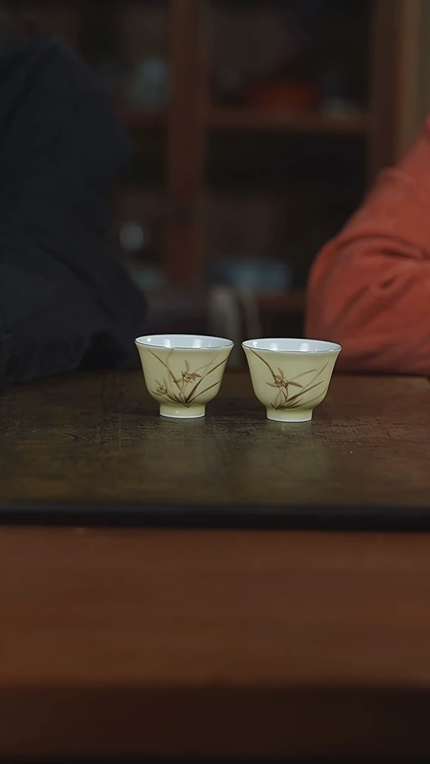 杯弥云斋黄釉兰花客杯