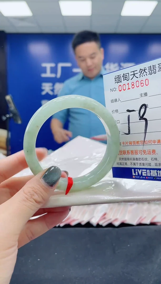 未镶嵌手镯翡翠天然翡翠手镯