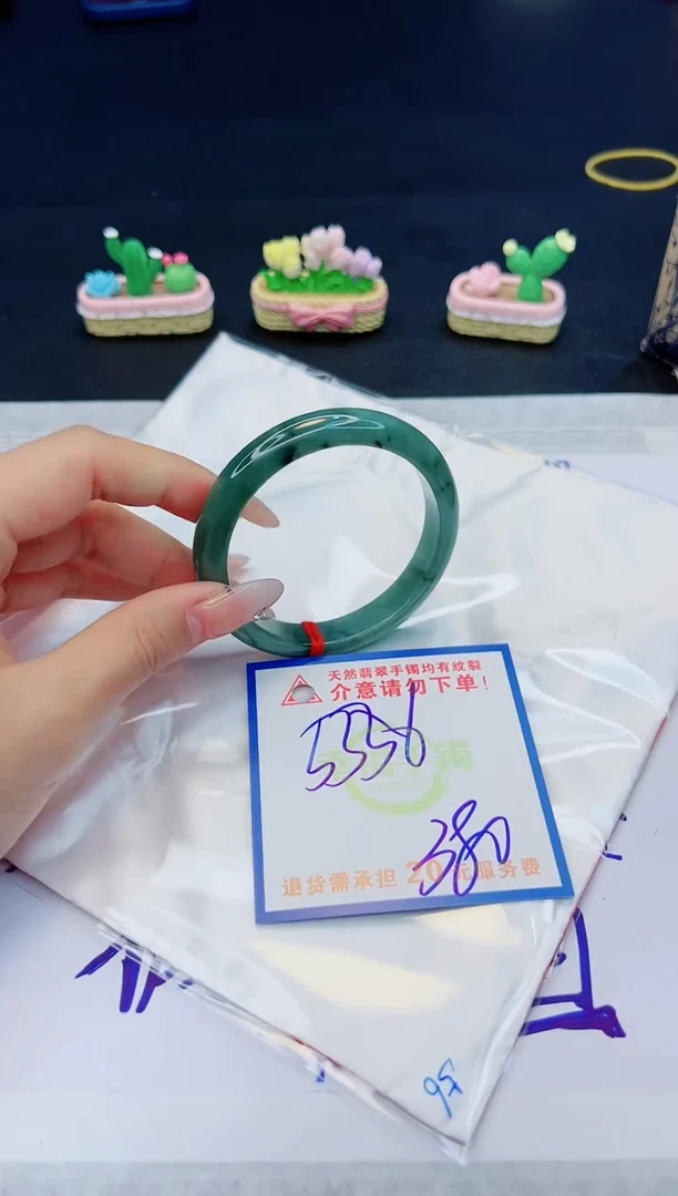 【闪购商品】翡翠手镯未镶嵌，质检证书图片色彩偏黑白