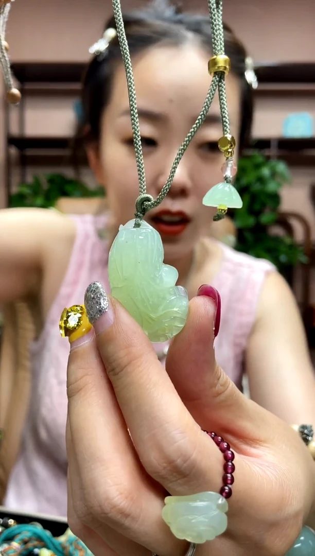 岫玉未镶嵌吊坠·