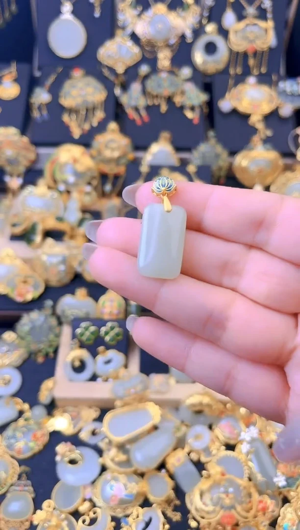 和田玉银S925镀金镶嵌颈饰莲花无事牌吊坠