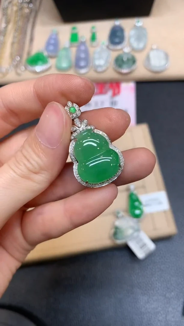 【闪购商品】翡翠颈饰18K金镶嵌葫芦【无服务费
