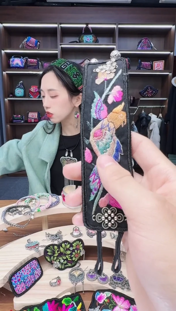织绣76蒙阿苏苗绣传承店