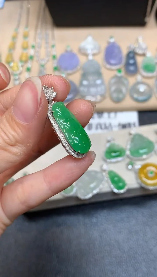 颈饰18K金镶嵌翡翠【无服务费