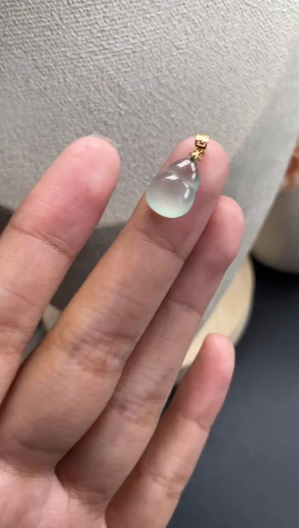 18K金镶嵌散珠翡翠冰种葫芦