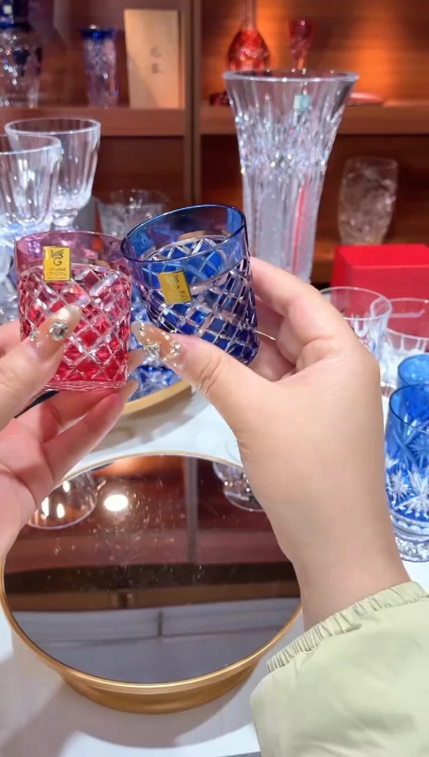 红色、蓝色清酒杯