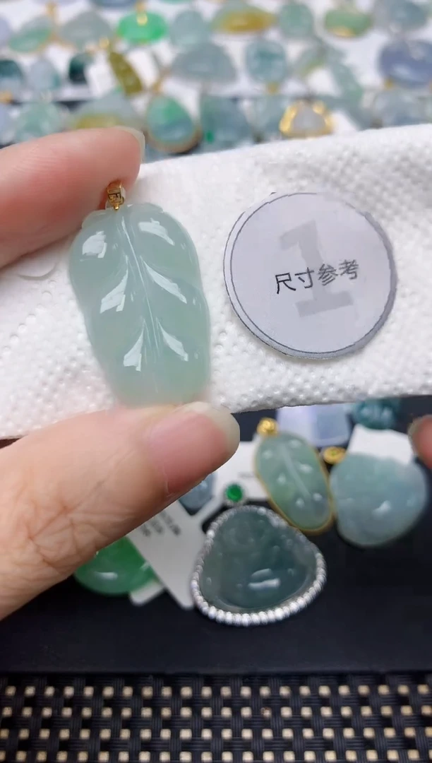 翡翠18K金镶嵌颈饰天然缅甸A货翡翠