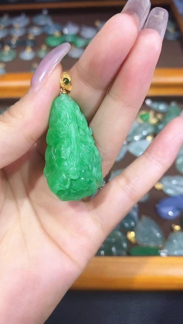 翡翠18K金镶嵌颈饰250528091