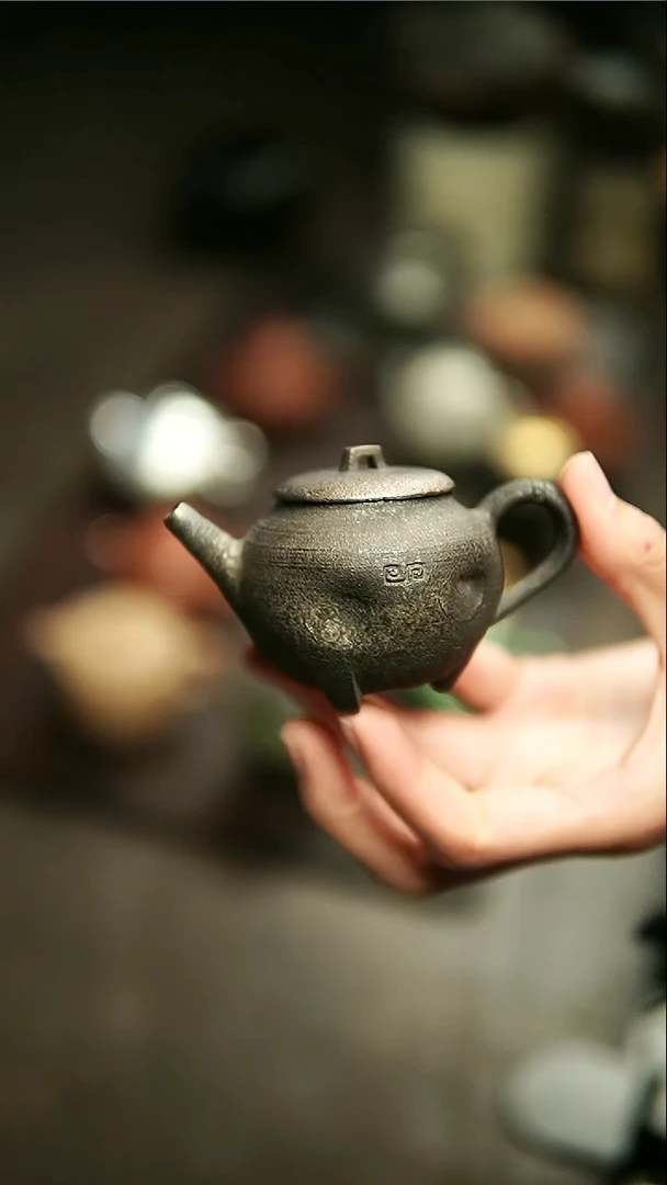 【闪购商品】欧阳文俊陶泥三足小壶