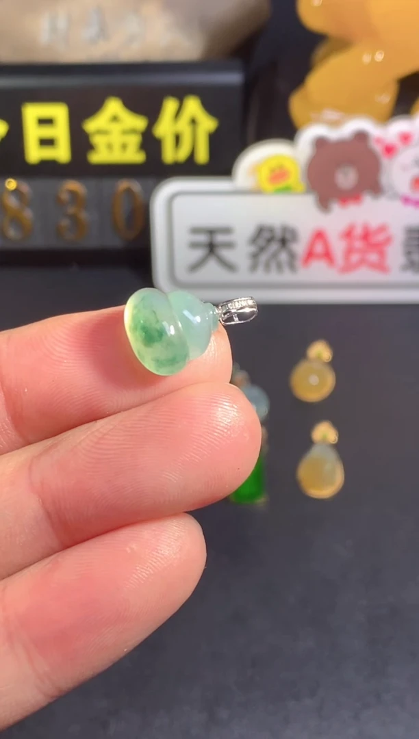 颈饰18K金镶嵌翡翠